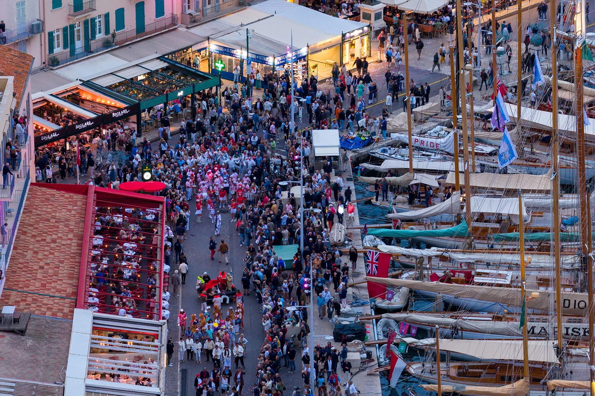Les Voiles de Saint-Tropez : Un village sur mesure, passerelle entre terre et mer
